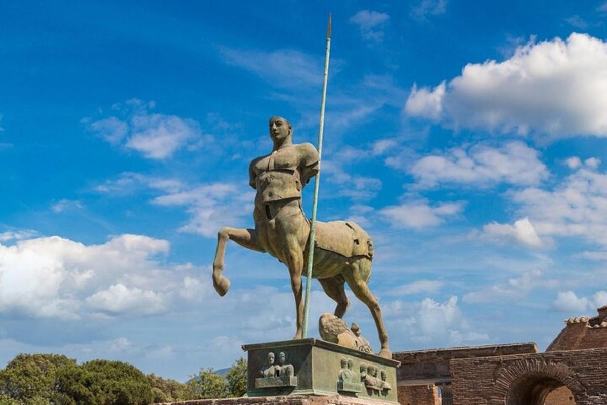 uma estátua de um homem cavalgando um cavalo