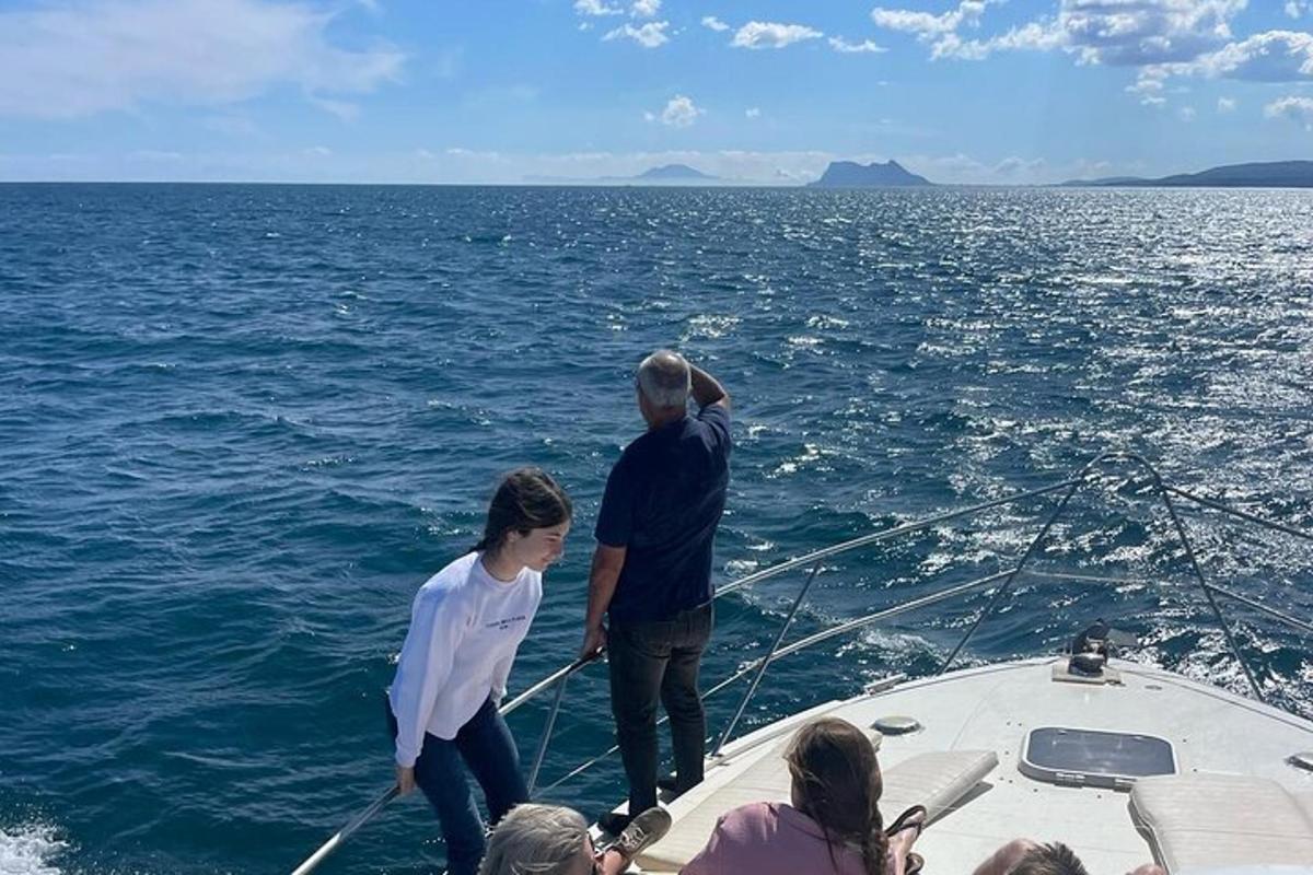 un grupo de personas en un barco en el agua