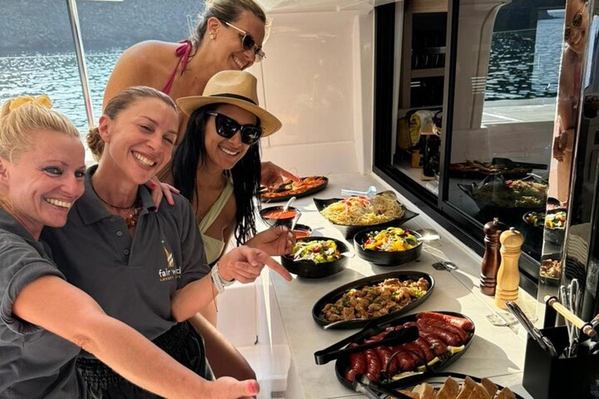 un groupe de femmes debout autour d'une table avec de la nourriture