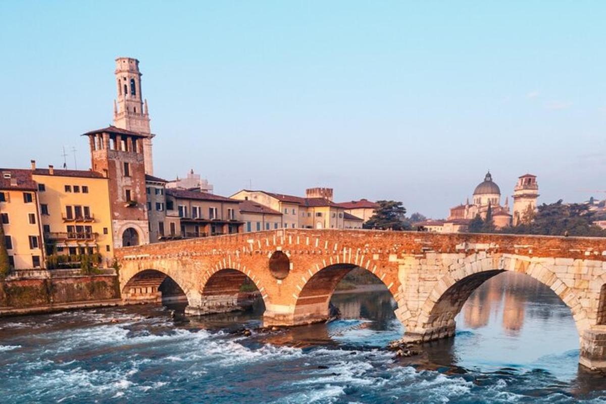 un ponte di pietra sopra un fiume in una città