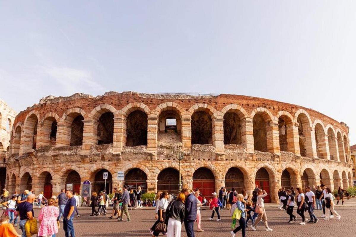 un gruppo di persone che camminano davanti a un anfiteatro