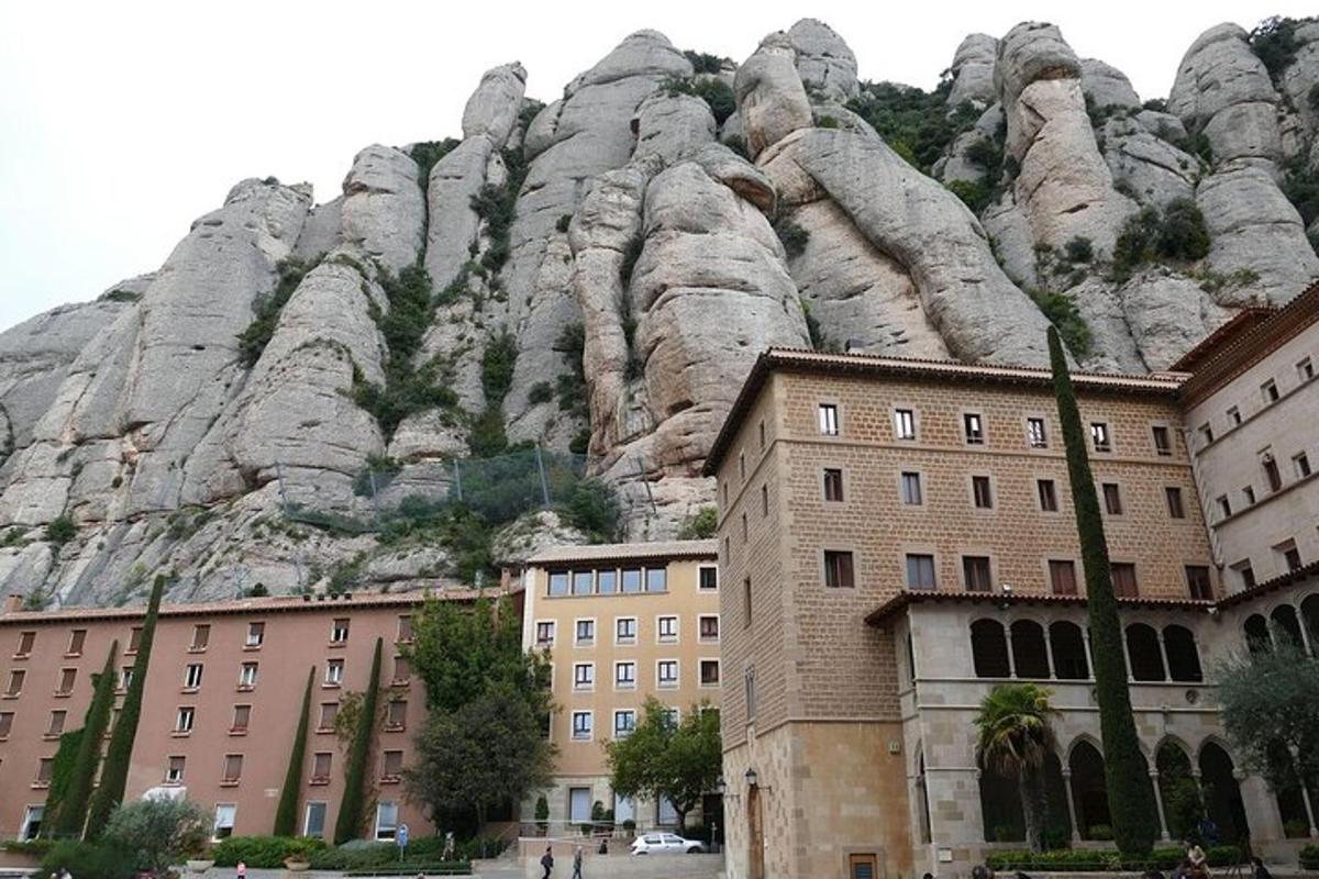 uma montanha com um monte de pedras atrás de um prédio