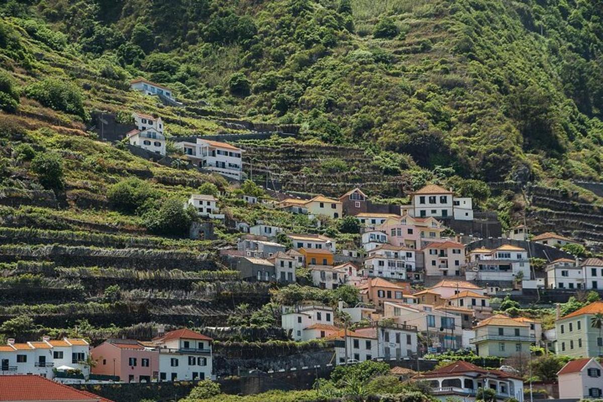 ένα χωριό σε έναν λόφο με σπίτια πάνω του