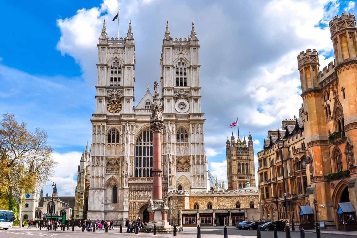 un grande edificio con una torre dell'orologio in una città