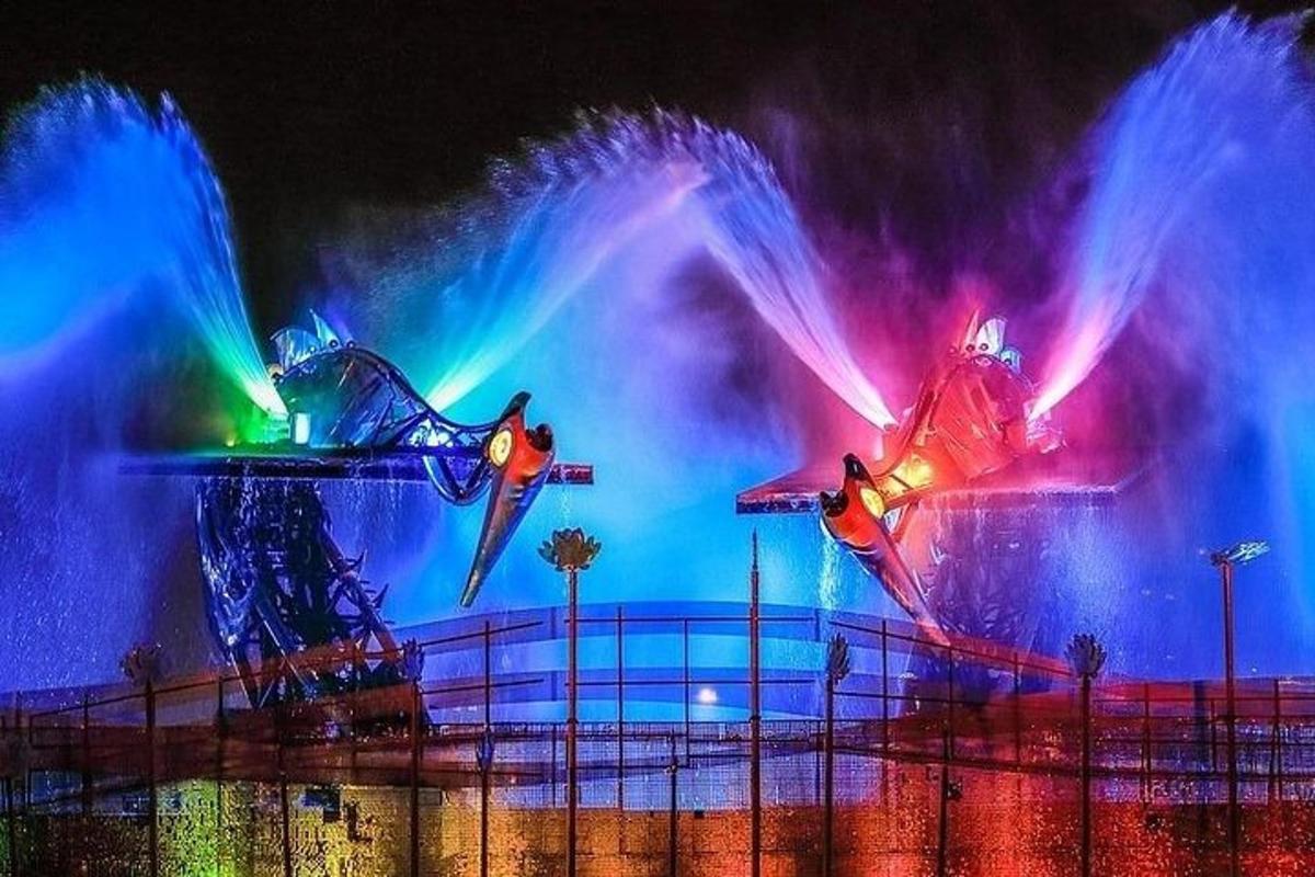 vodni park z barvitimi lučmi in vodno fontano