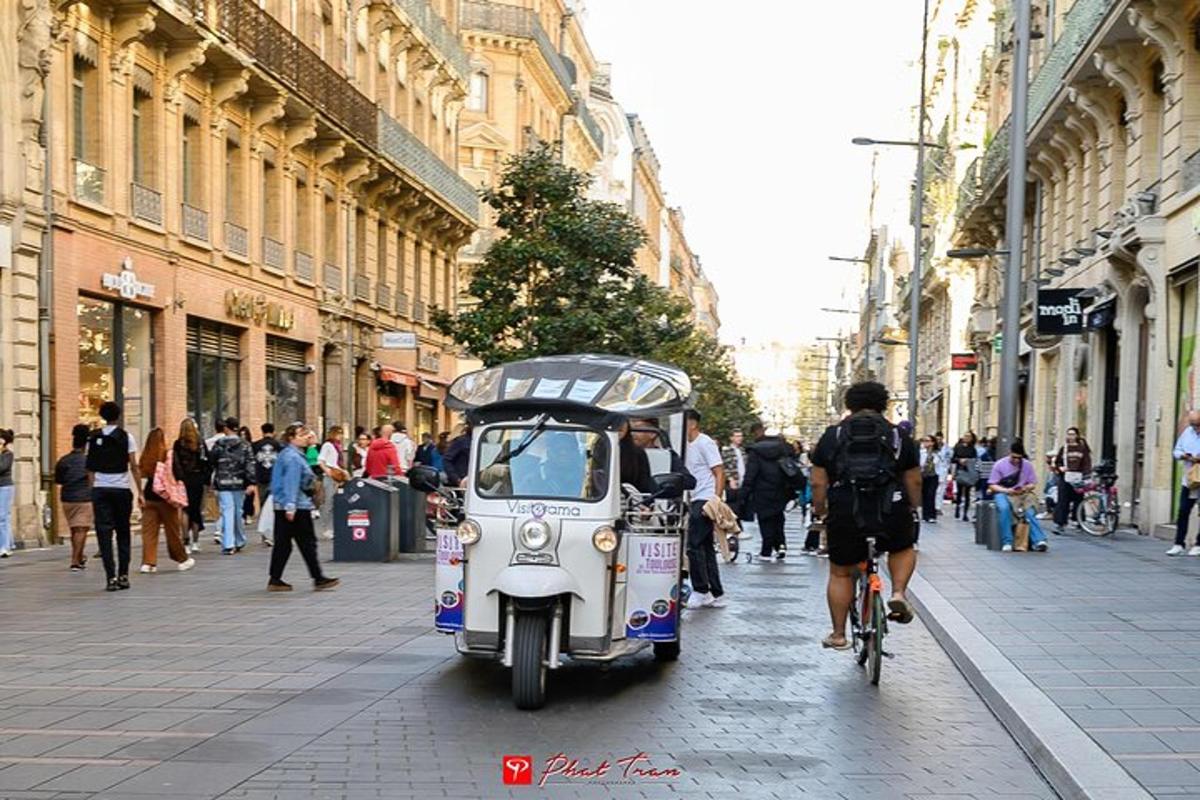 un piccolo veicolo sta percorrendo una strada cittadina
