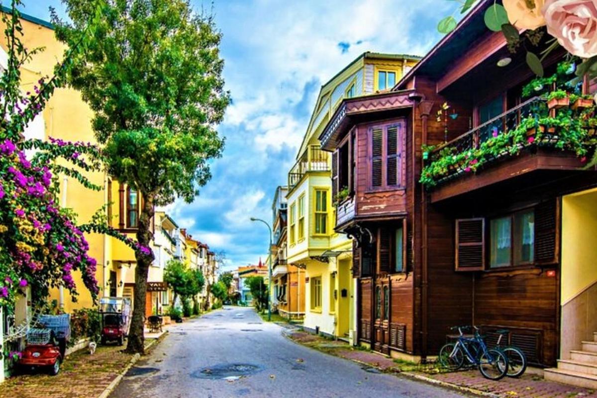 o stradă goală într-un oraș cu clădiri colorate