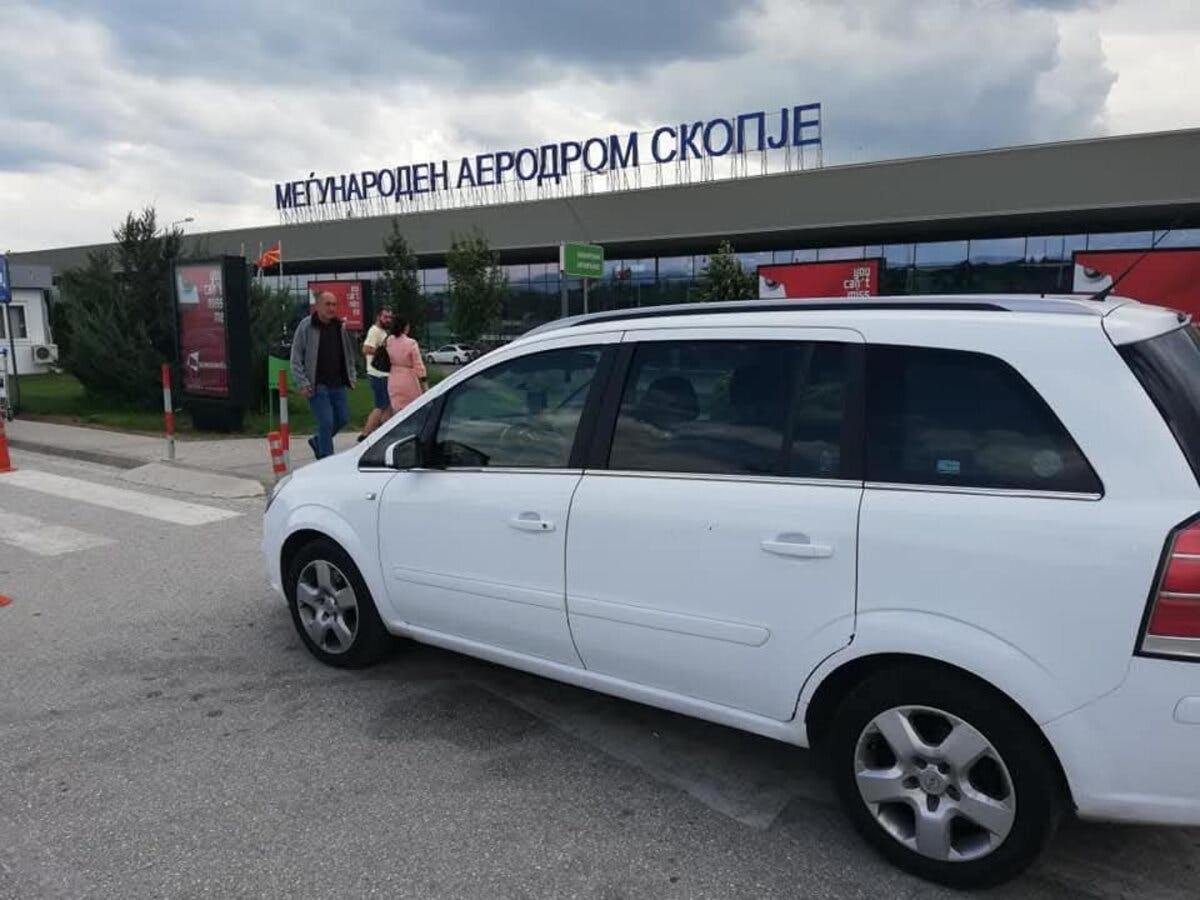 un'auto bianca è parcheggiata in un parcheggio