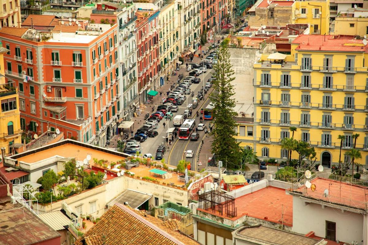 una vista aerea di una strada cittadina trafficata con auto