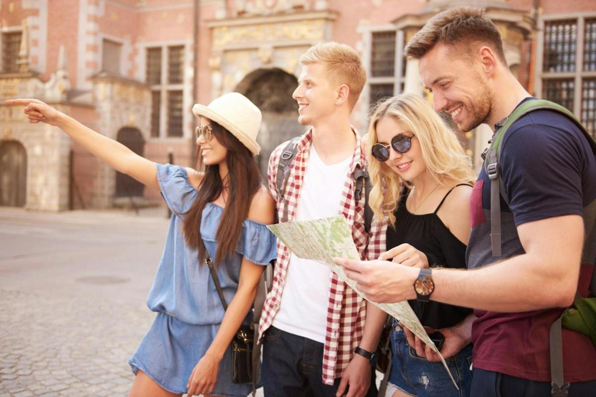 un gruppo di persone che guardano una mappa