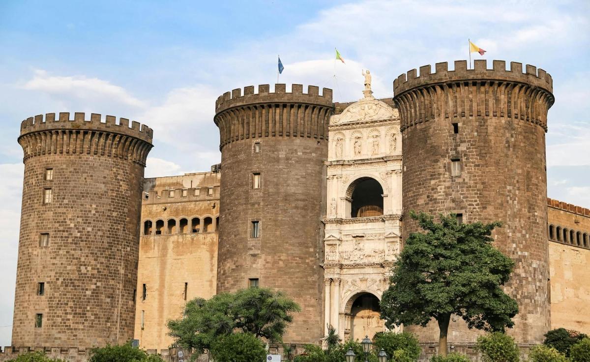 un grande castello con due torri