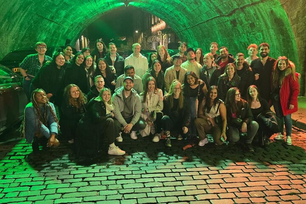 un gruppo di persone in posa per una foto in un tunnel