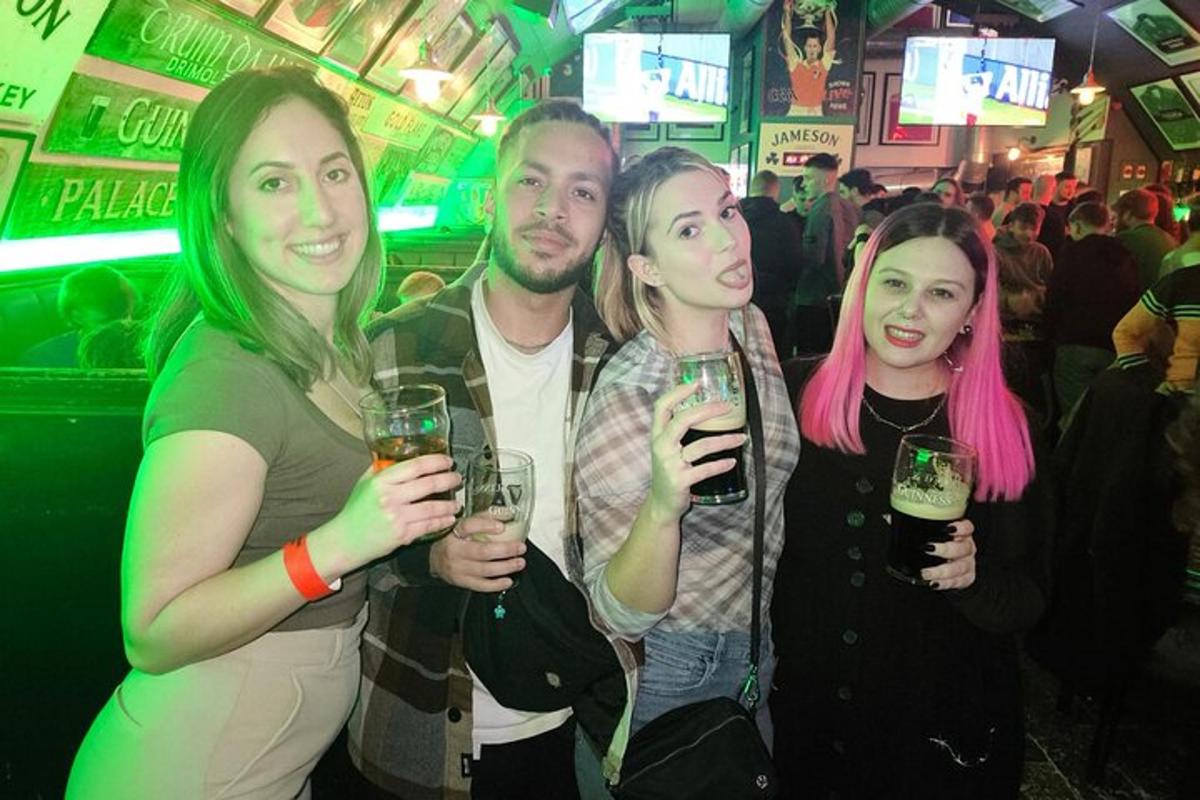 un gruppo di persone che tengono in mano bicchieri di vino in un bar