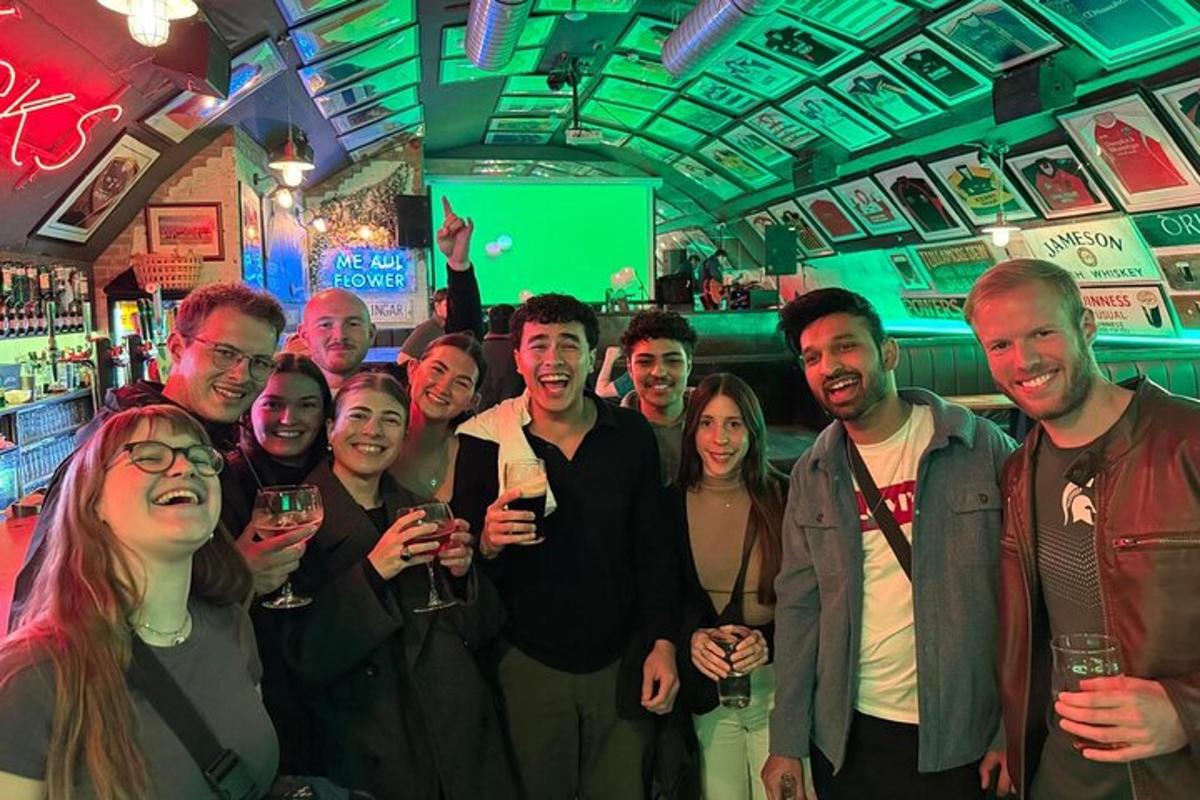 un gruppo di persone che posano per una foto in un bar