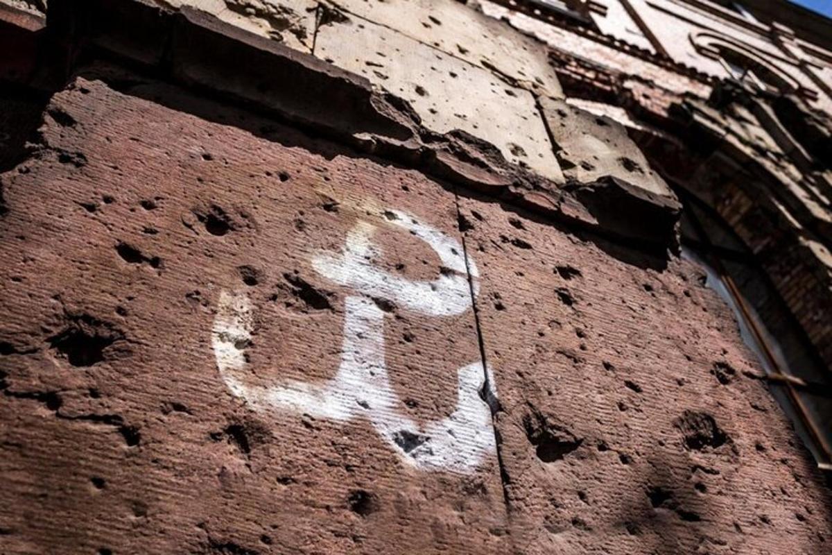 uma parede de tijolos com a palavra ego pintada nela