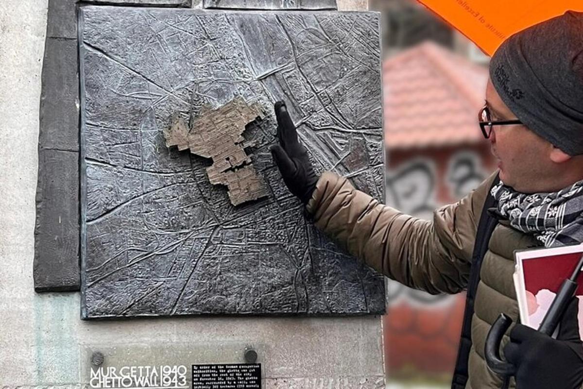 um homem está apontando para um buraco na parede