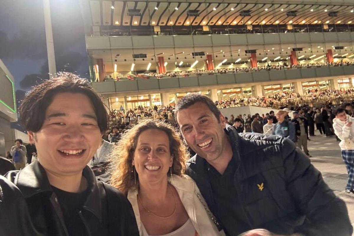 skupina lidí pózujících pro fotografii na stadionu
