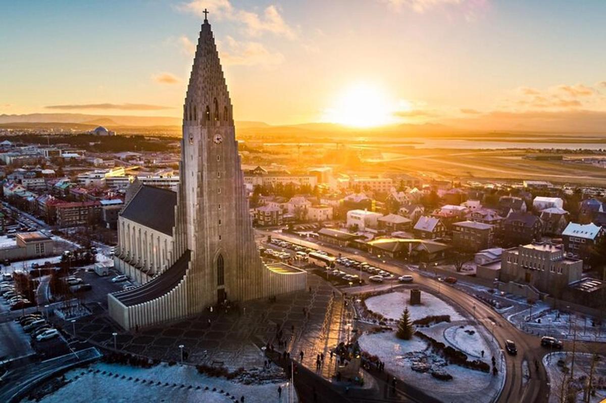mynd af borg með klukkuturni við sólsetur