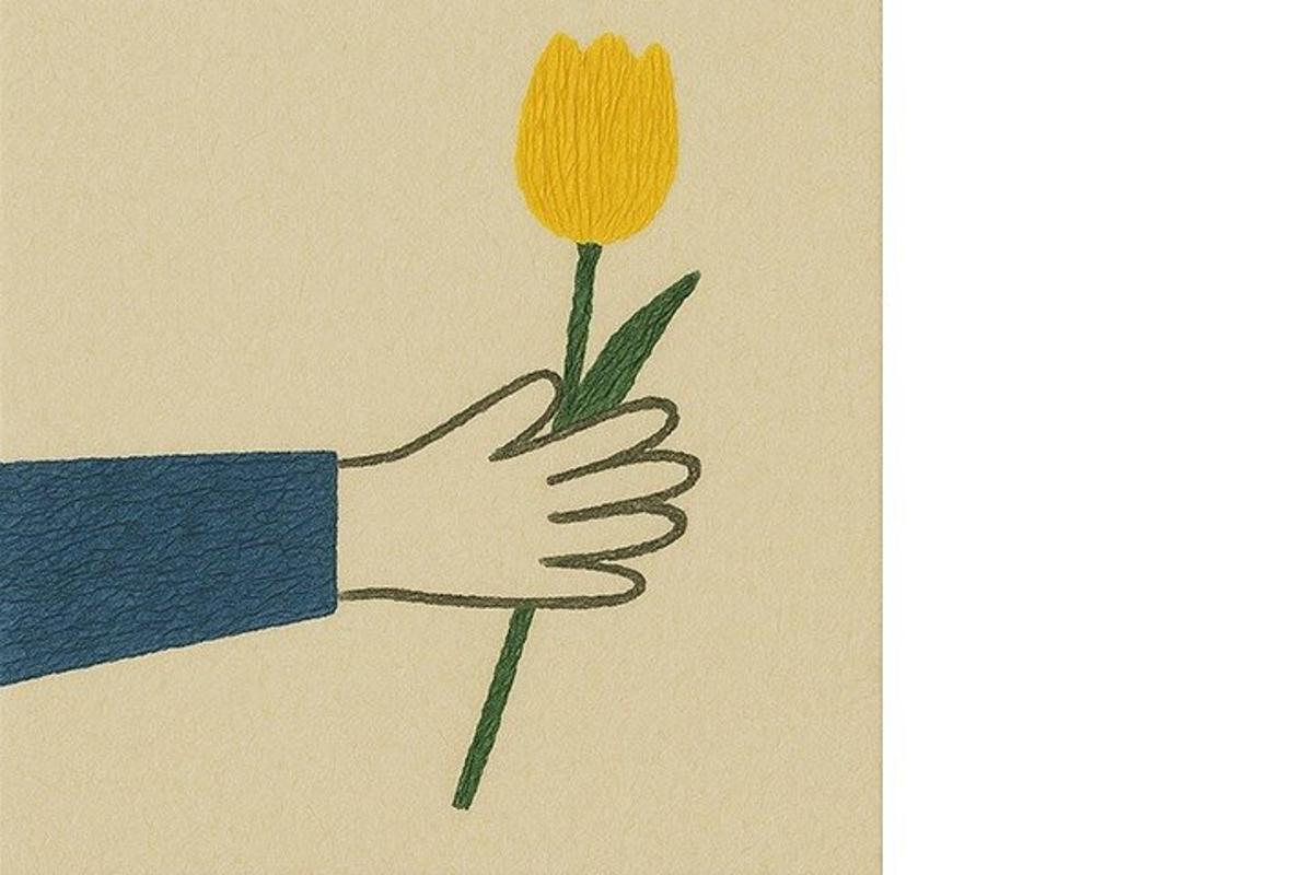 isang kamay na may hawak na dilaw na bulaklak sa isang pirasong papel