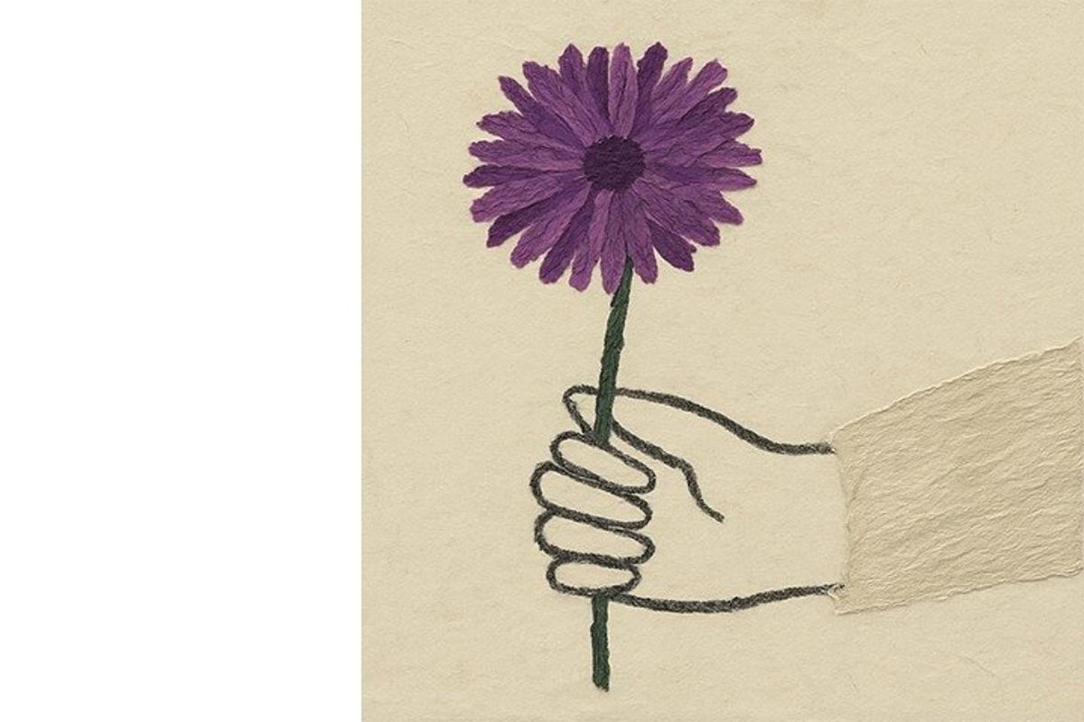 一只手拿着一朵紫色花朵的图画