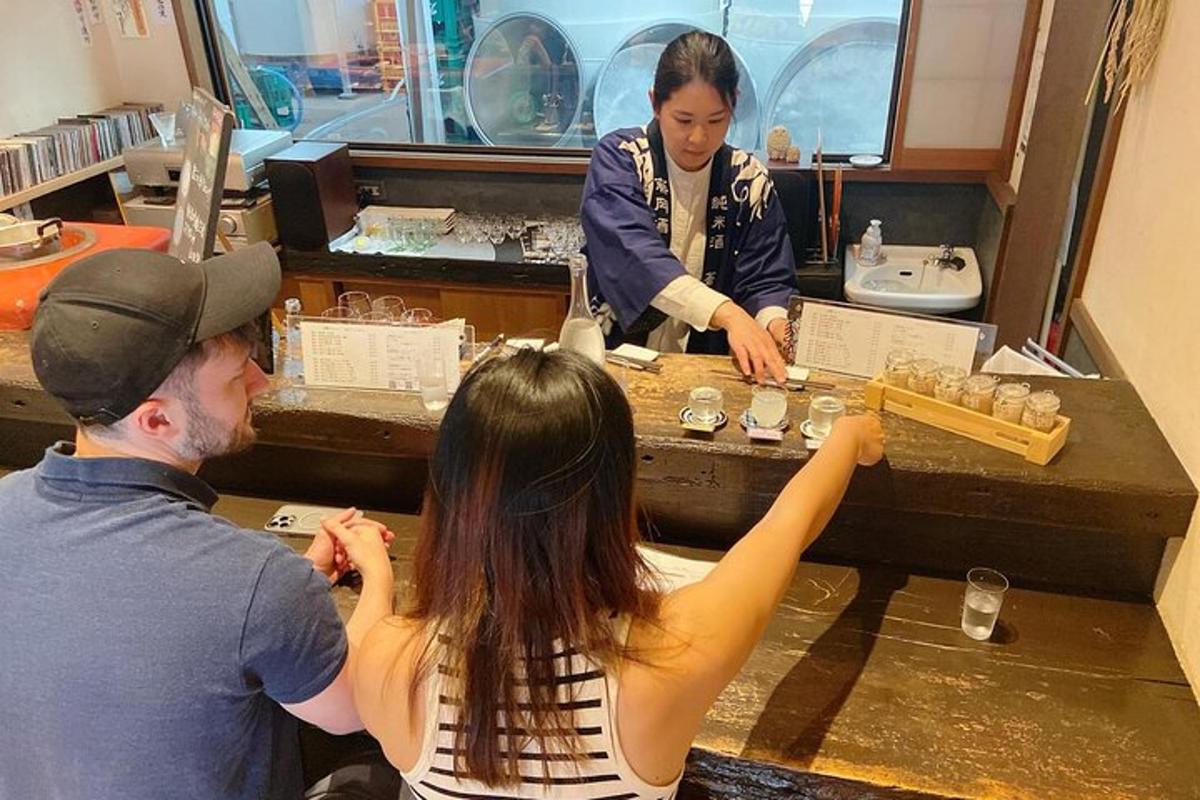 một người đàn ông và một người phụ nữ đang làm việc trong một cửa hàng