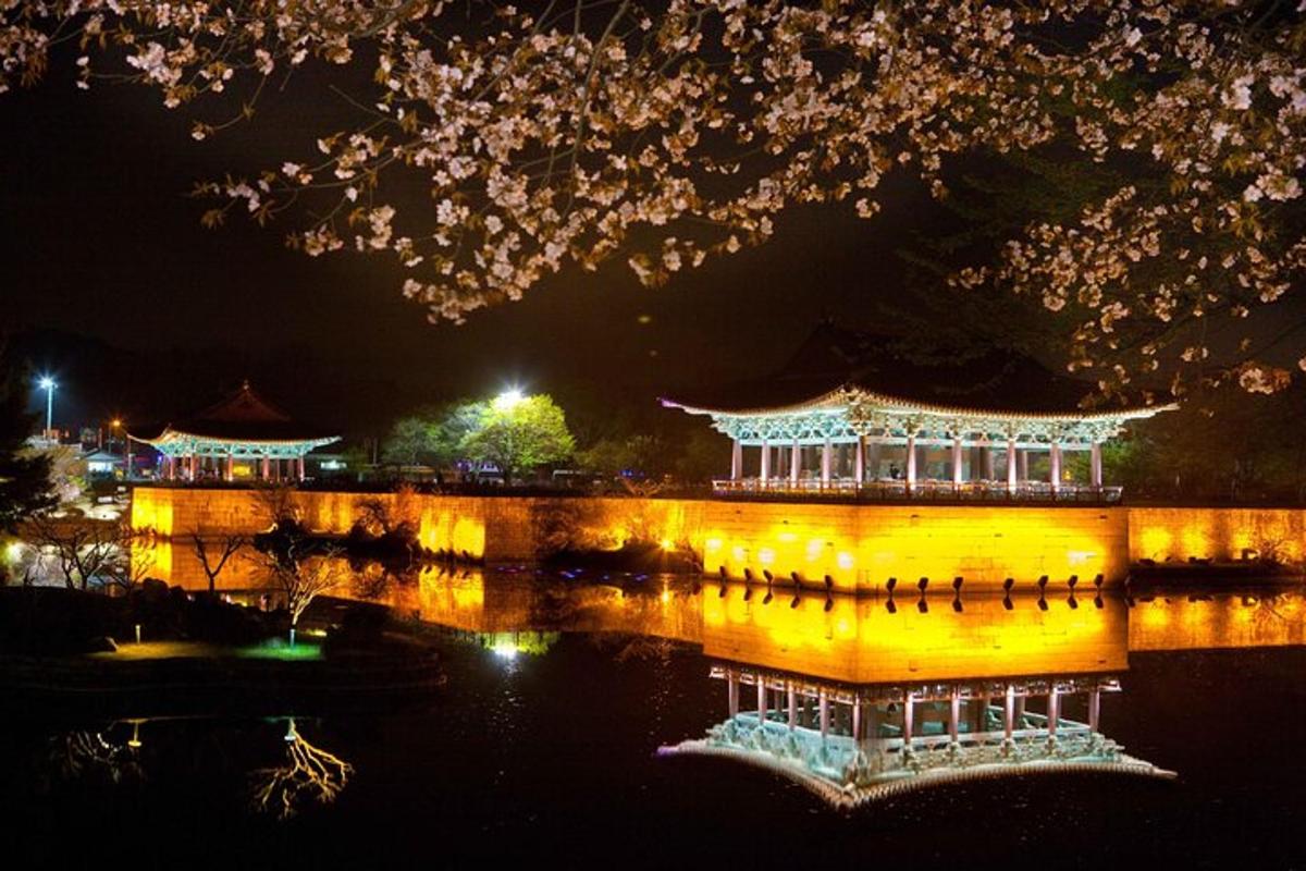 夜晚水面上灯光闪烁的中国建筑