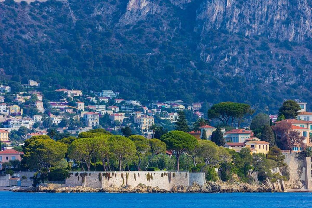 una città sulla riva di uno specchio d'acqua