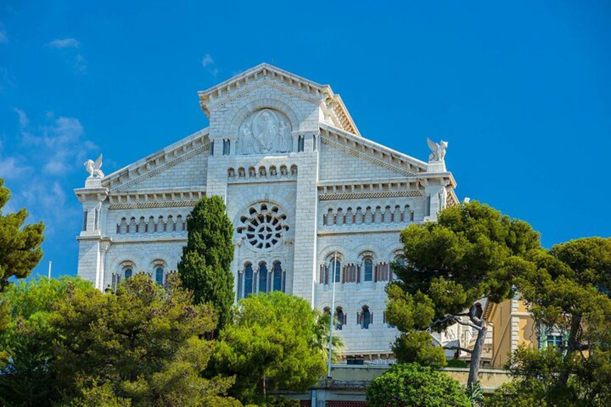 un grande edificio bianco con un orologio sopra
