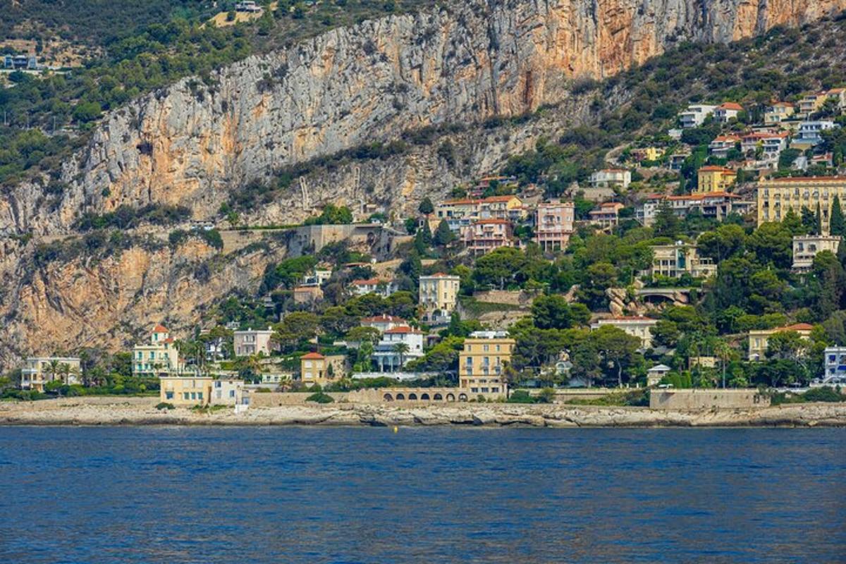una città sul fianco di una montagna vicino all'acqua