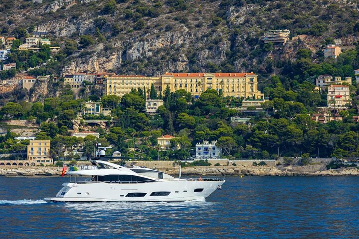 una barca bianca nell'acqua di fronte a una città