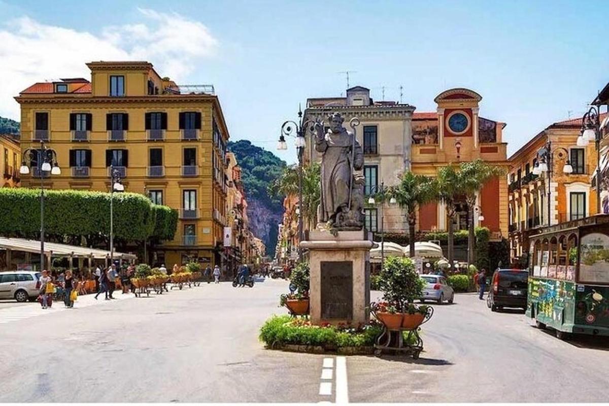 una strada con una statua nel mezzo di una città