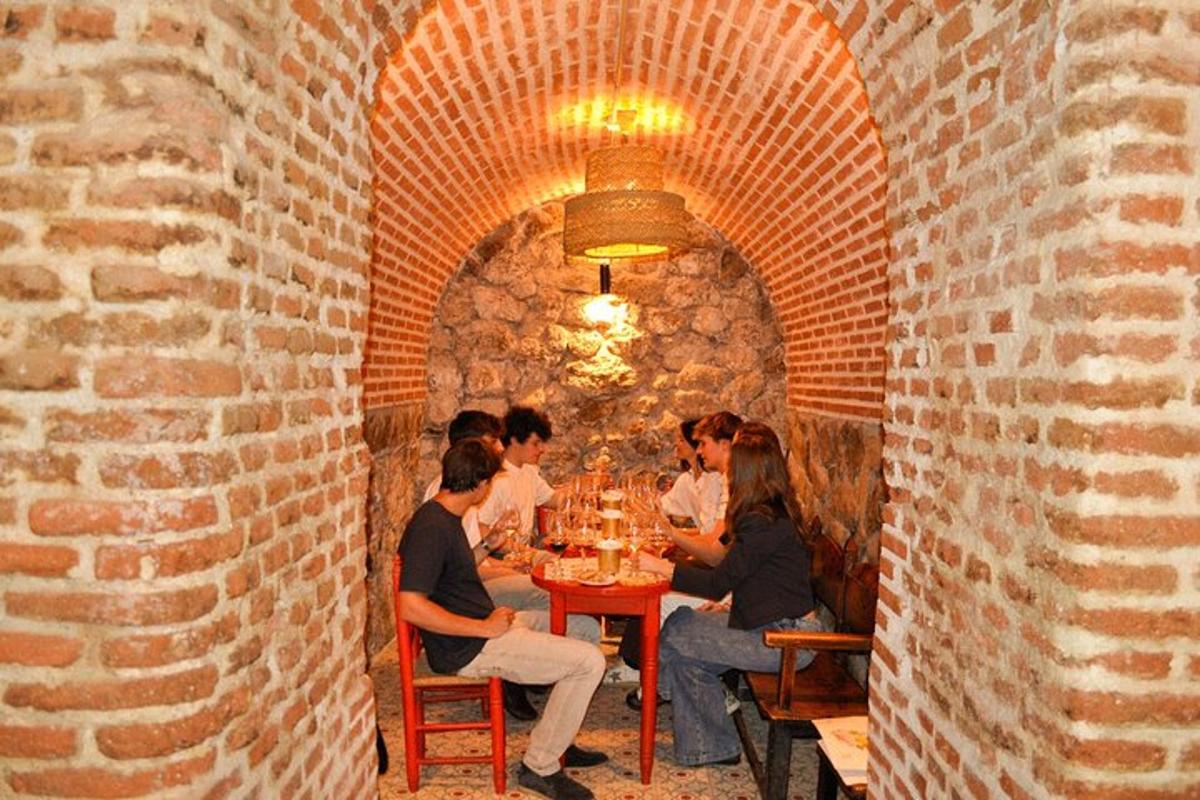 un gruppo di persone sedute a un tavolo in un ristorante