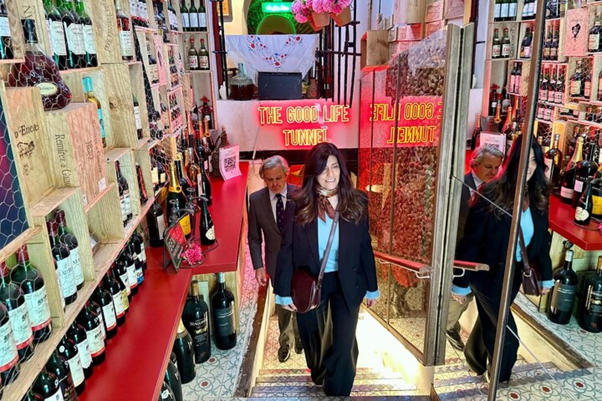 una donna sta camminando in un'enoteca