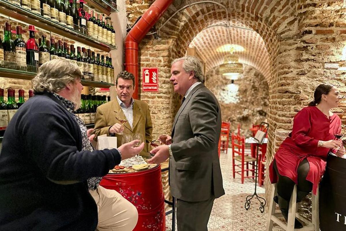 un gruppo di persone in piedi in un'enoteca