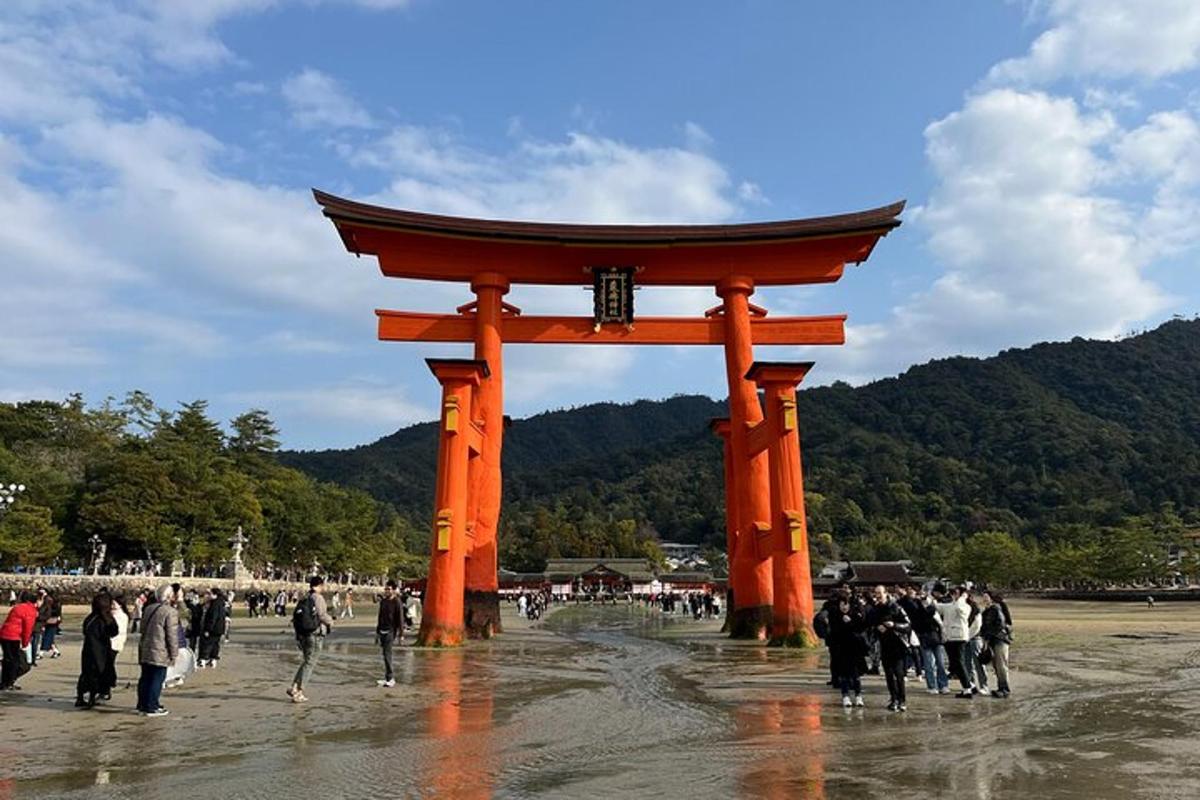 oranžová brána torii s lidmi, kteří kolem ní chodí