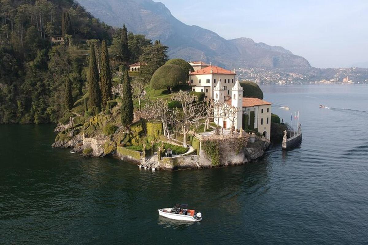 una casa su un'isola nell'acqua con una barca