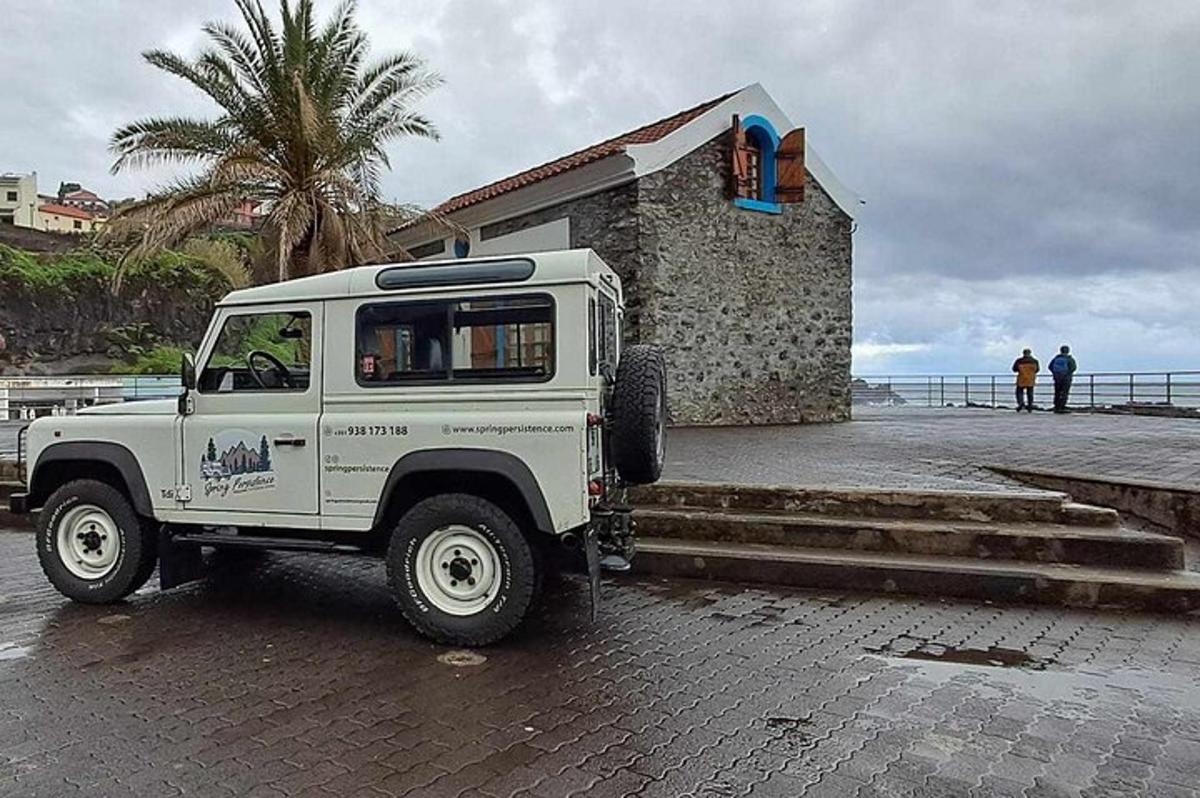 valge veoauto pargitud hoone ette