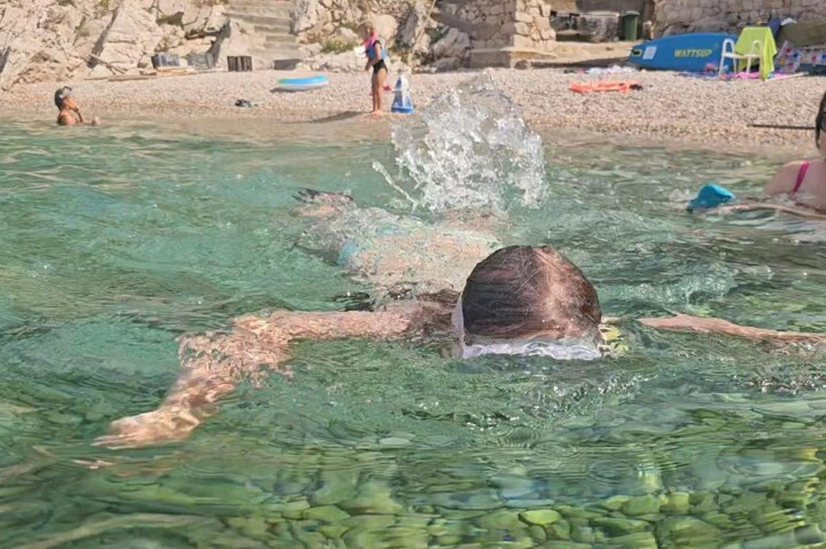 seseorang di dalam air di kolam renang