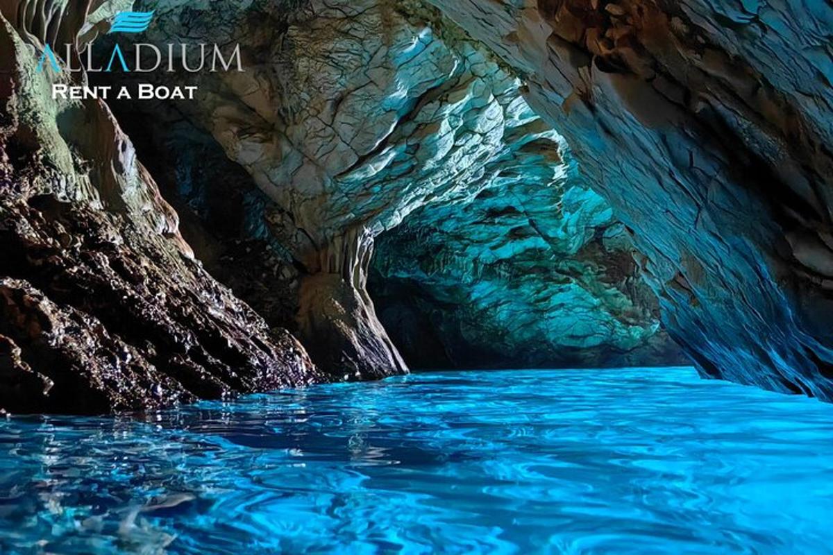 sebuah gua dengan air biru dan kata-kata malnutrisi dari sebuah perahu