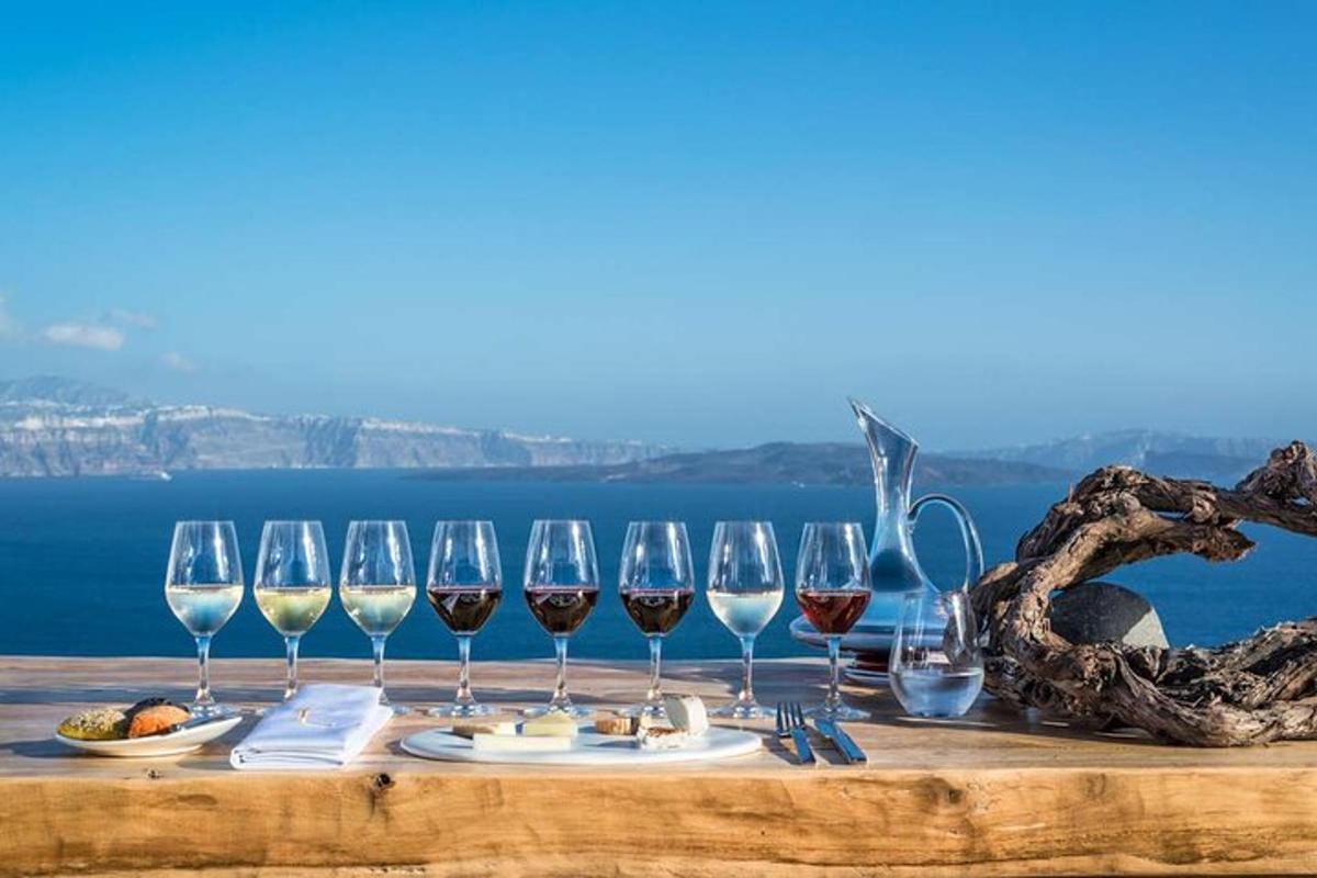 una taula amb copes de vi i plats de menjar