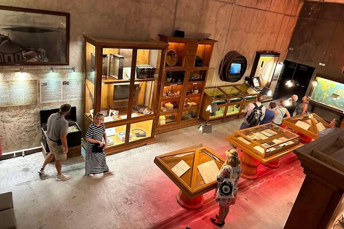 skupina lidí prohlížejících si exponáty v muzeu