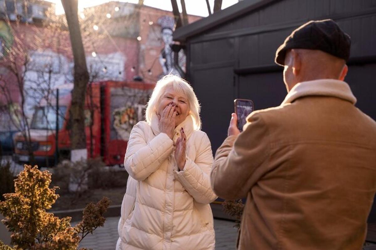 žena stojící vedle muže držícího sklenici