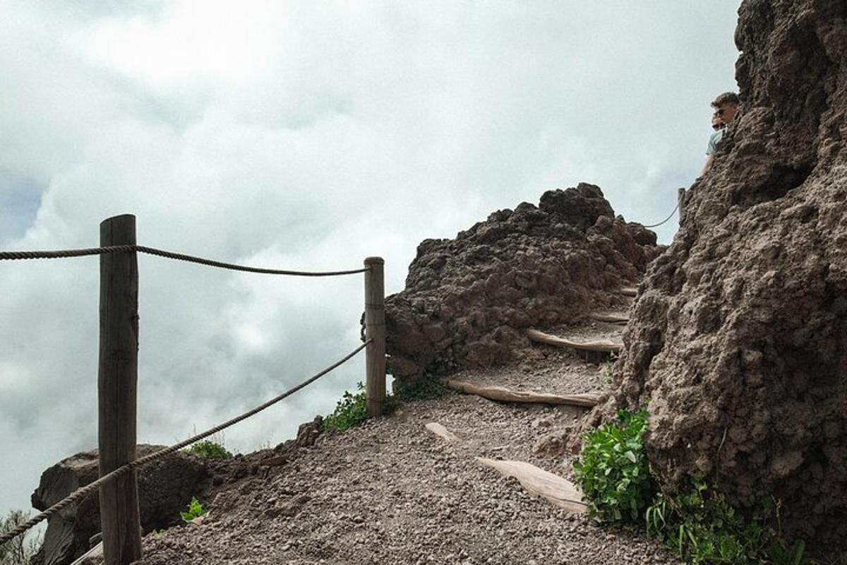 uma pessoa escalando uma montanha em uma trilha