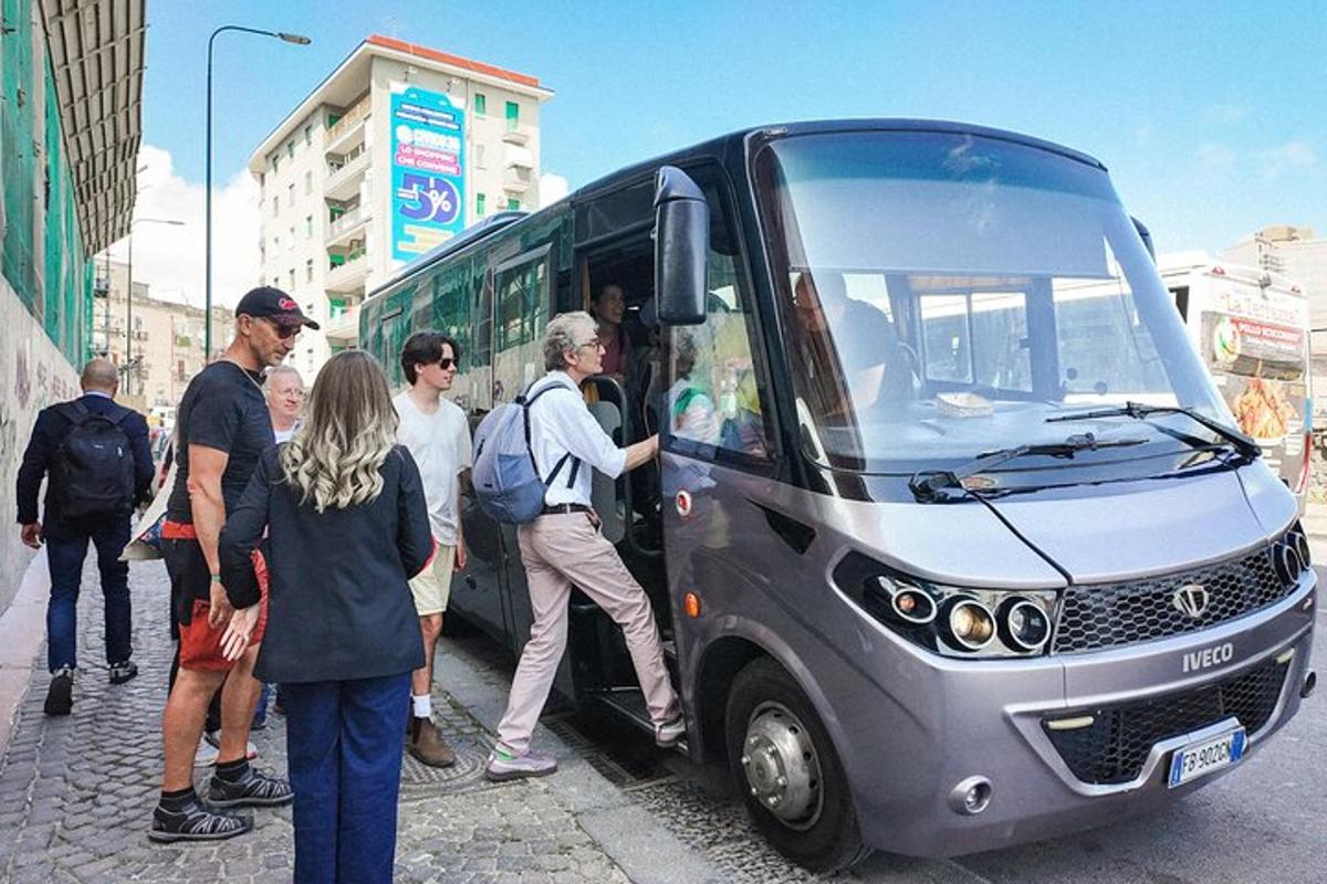 um grupo de pessoas entrando em um ônibus