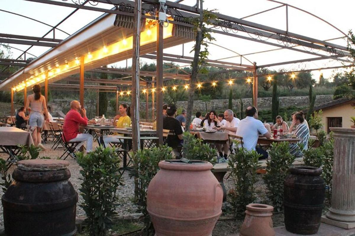 skupina lidí sedících u stolů ve venkovní restauraci