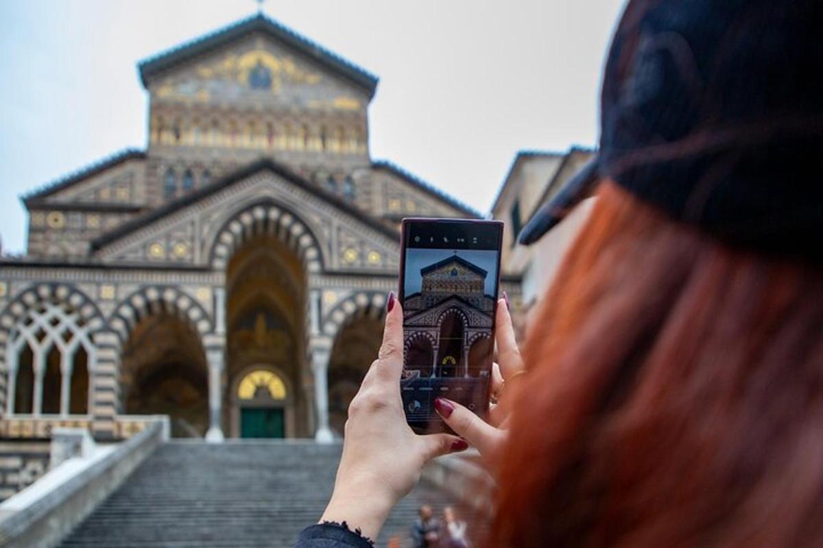 امرأة تلتقط صورة لمبنى بهاتفها المحمول