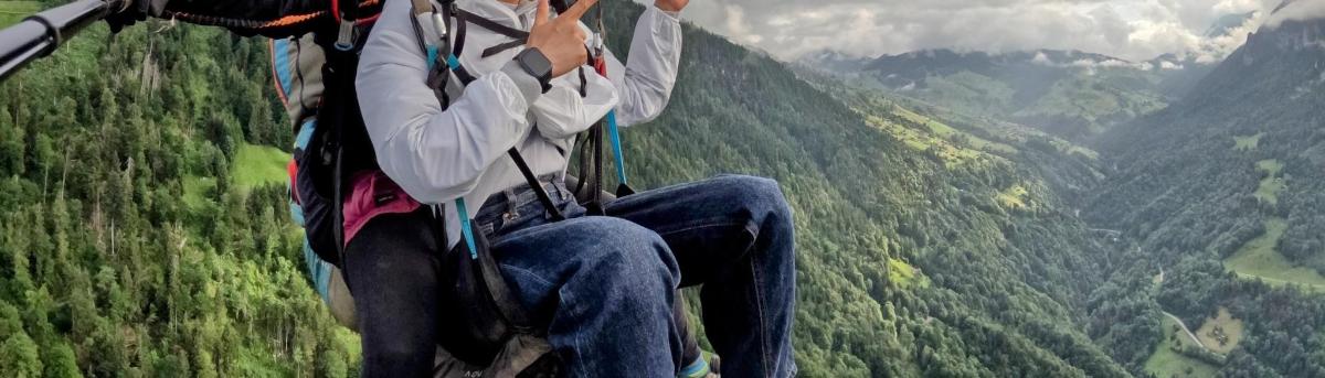 una persona está sentada en la cima de una montaña