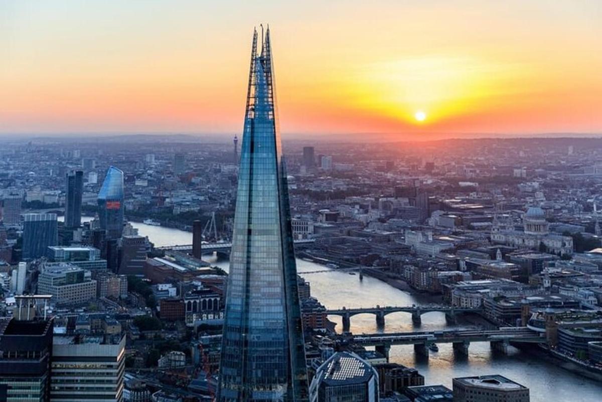 một góc nhìn về mảnh vỡ và sông Thames lúc hoàng hôn