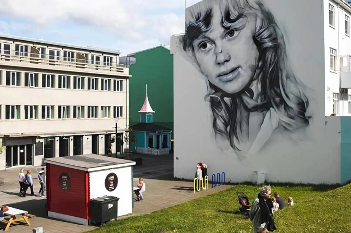 mural seorang wanita di tepi bangunan