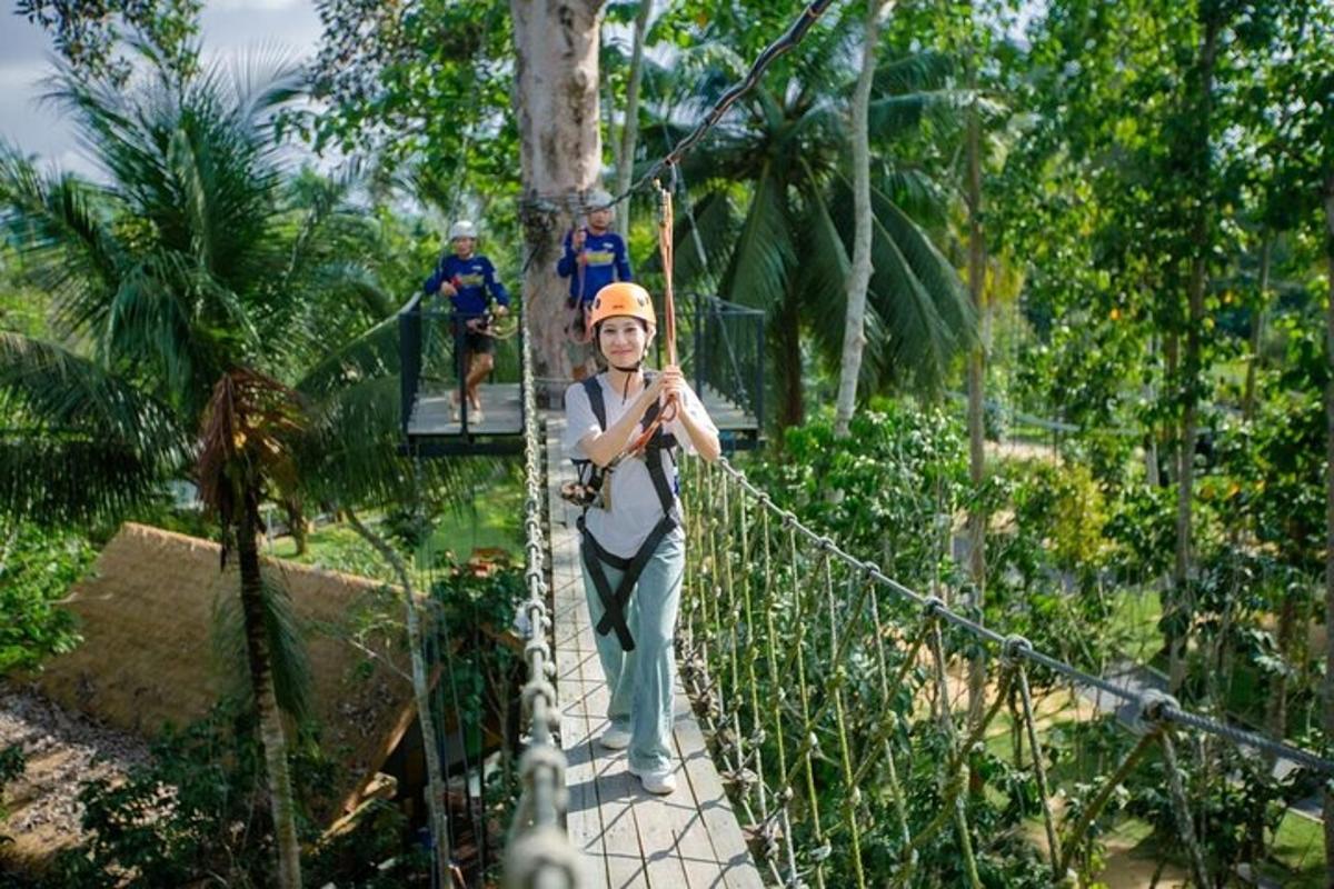 un hombre en un puente colgante en la jungla